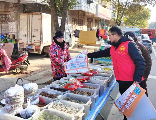 ebet真人罗山县庙仙乡：宣传上街头 安全进家庭(图3)