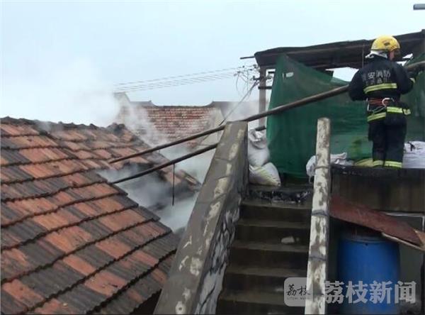 ebet真人·(中国)官方网站房屋漏雨致电路短路起火 家中长期无人居住应关闭电源(图2)